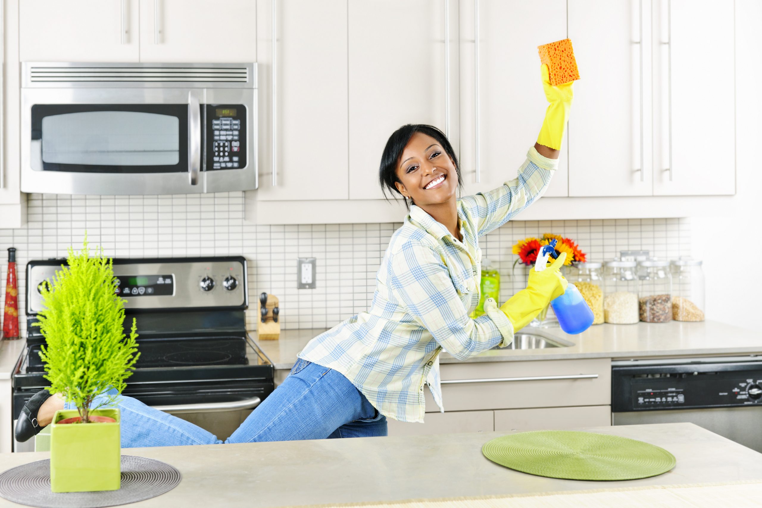 Начни убираться дома. Уборка в доме. Уборка кухни. Хозяйка в доме. Чистая кухня.